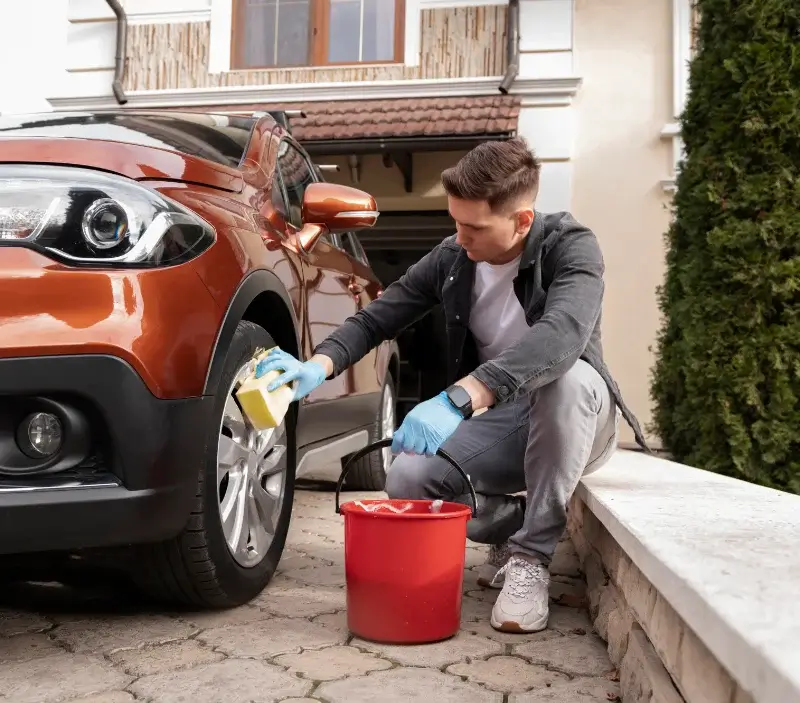 Lavage auto à domicile Pludual : professionnel intervenant sur un véhicule